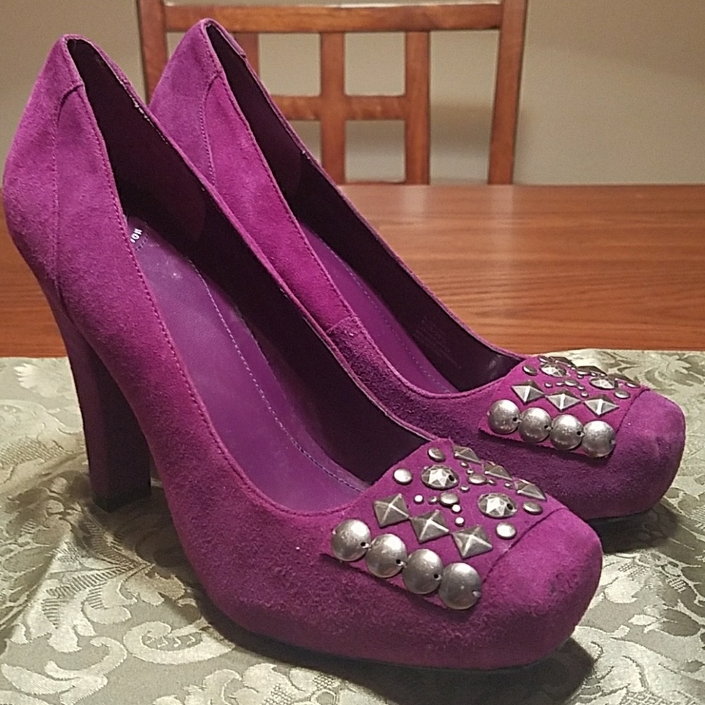 NWOB, BCBGENERATION Suede Pumps
